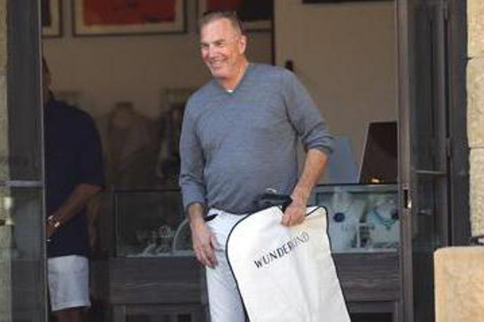 Kevin Costner | Kevin Costner je pretekli mesec nakupoval v ženski trgovini v Santa Barbari in bil videti dobro razpoložen. | Foto Profimedia