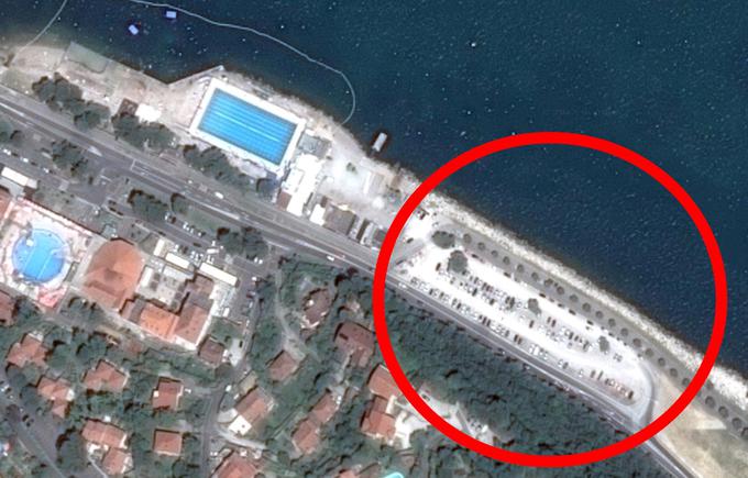 Neurejeno makadamsko parkirišče pri Žusterni še ostaja brezplačno. | Foto: Google Zemljevidi