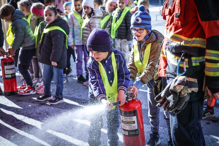 Otroci so se naučili uporabe ročnega gasilnega aparata preko posebnega simulatorja, kjer so lahko preizkusili gašenje začetnih požarov. | Foto: Ana Kovač
