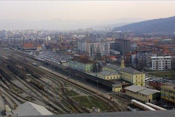 Železnice lani prepolovile izgubo iz poslovanja