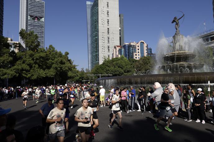 maraton Ciudad de Mexico | Maratonci na glavni aveniji v Ciudad de Mexicu. | Foto Guliverimage