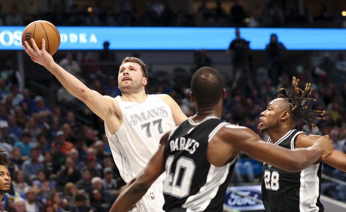 Luka Dončić je večer prej ob zmagi nad San Antonio Spurs dal samo 16 točk, saj se zaradi bolečin v kolenu ni počutil najbolje. A so vseeno zmagali. Tokrat proti Oklahomi brez njega prav tako. | Foto: Reuters