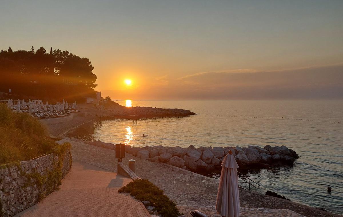 Plaža Alberi pod hotelom Kempinski Adriatic v Savudriji. | Plaža Alberi pod hotelom Kempinski Adriatic v Savudriji, kjer se je v petek zgodil brutalen napad varnostnikov hotela na skupino Slovencev. | Foto Siol.net