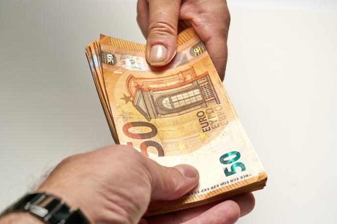 Gotovinsko poslovanje. Gotovina. denar | Finančne posledice ukrepa za december so ocenjene na približno 22 milijonov evrov mesečno. | Foto Shutterstock