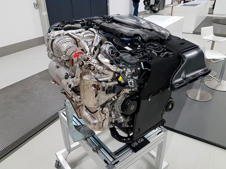 Novi dizelski vrstni šestvaljnik OM 656 je najmočnejši avtomobilski Mercedesov dizelski motor vseh časov. Na kolesa bo poslal 230 kilovatov oziroma kar 313 "konjev". Poleg dvostopenjskega polnjenja so pri tem dizelskem motorju prvič uporabili tehnologijo Camtronic spremenljivega časa delovanja oziroma krmiljenja ventilov.  | Foto: Jure Gregorčič