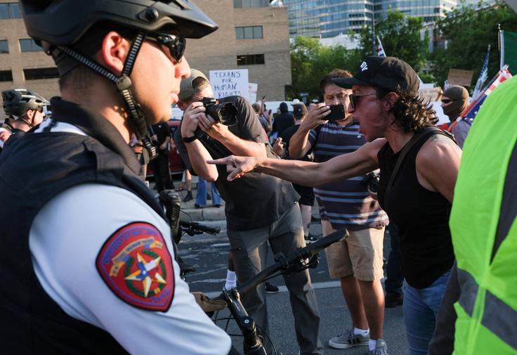 Protestniki so zažgali nekaj avtomobilov in blokirali avtocesto, policija pa je v petih dneh protestov aretirala 56 ljudi. | Foto: Reuters