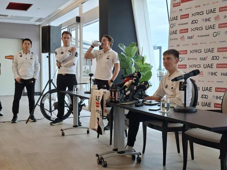 Pogačar in medijski predstavniki Emiratov. | Foto: Alenka Teran Košir