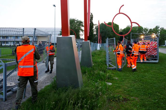 Kreuzlingen Konstanz ograja | Tako so v petek odstranjevali ograjo med Švico in Nemčijo. | Foto Reuters