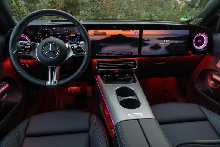 Nova generacija sistema MBUX, veliki digitalni zasloni in intuitivno upravljanje povezujejo vse pomembne funkcije vozila.  | Foto: Mercedes-Benz AG
