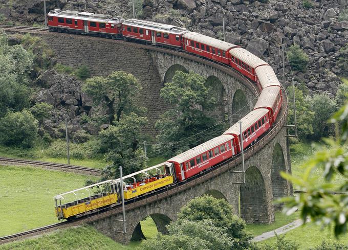 Znameniti železniški viadukt pri kraju Brusio v švicarskem kantonu Graubünden/Grigioni  | Foto: Reuters
