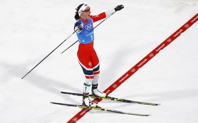 Marit Bjoergen je na današnji štafetni tekmi 4 x 5 km v Pjongčangu osvojila zlato kolajno in svojo zbirko olimpijskih kolajn povišala na 13. S sedmimi zlatimi kolajnami, štirimi srebrnimi in dvema bronoma se je 37-letnica na vrhu večne lestvice izenačila z rojakom Olejem Einarjem Bjoerndalnom. | Foto: Reuters