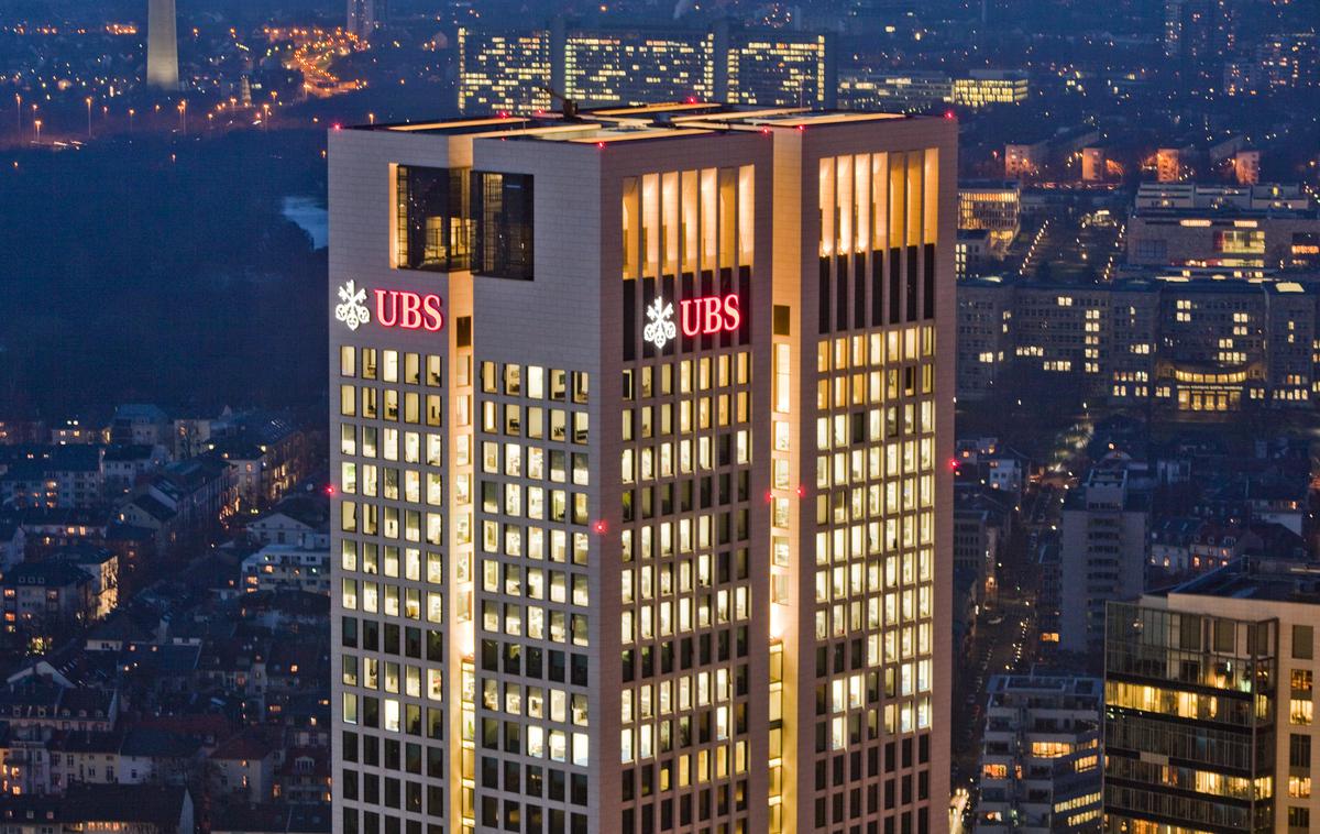UBS v Frankfurtu | UBS je dobila vzdevek najbolj nevarna banka na svetu, ker je njena bilančna vsota večja od bruto domačega proizvoda Švice, države, v kateri ima sedež. Na fotografiji: stolpnica UBS v Frankfurtu, od koder banka vodi svoje evropske posle. | Foto Guliverimage
