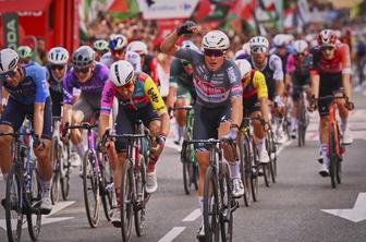 Jasper Philipsen nepremagljiv v šprintu, kazen za Italijana, Norvežan ostaja v vodstvu