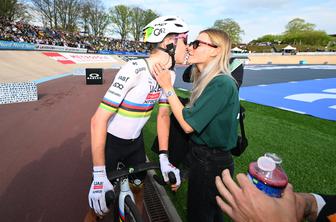 Pogačarja je pričakala v cilju: "Oboževalka za en dan"