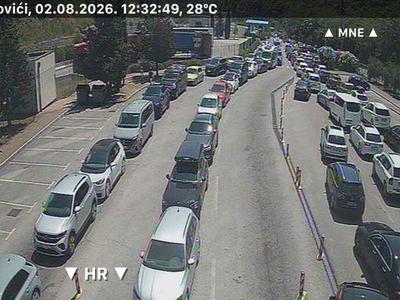Prometni kolaps na Hrvaškem: ljudje v avtomobilih čakajo 28 ur