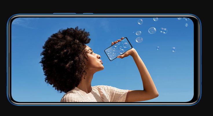 Dejstvo: zaslon pametnega telefona Huawei P Smart Z je ogromen. Po diagonali (16,17 centimetra) meri celo dober milimeter več od zaslona najnovejšega Samsungovega pametnega telefona Galaxy Note 10+, ki ga nekateri zaradi velikosti še vedno označujejo za križanca med tablico in pametnim telefonom. Bi morali potem tudi Huaweia P Smart Z ali je čas, da takšno poimenovanje opustimo? | Foto: Huawei Mobile