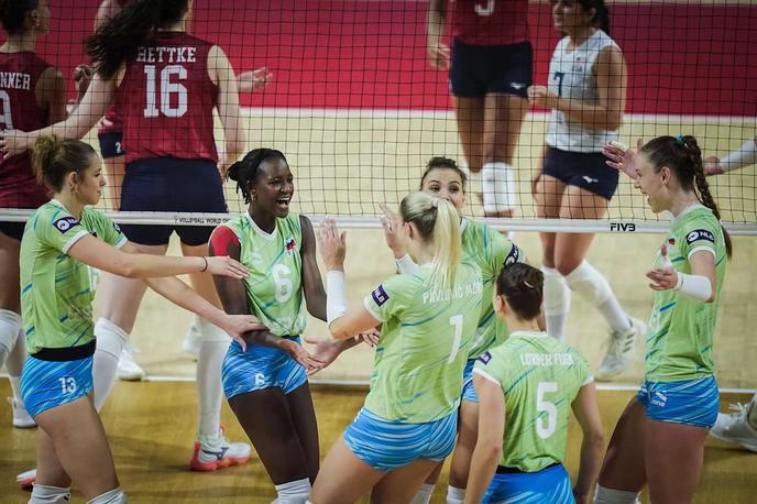 slovenska ženska odbojkarska reprezentanca : ZDA | Slovenke se bodo ob 11. uri pomerile z Argentinkami. Da bi še lahko upale na napredovanje, morajo zmagati s 3:0 ali 3:1, Američanke pa morajo premagati Čehinje. | Foto Volleyball World