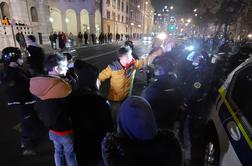 Policija razpustila shod, pridržanih več protestnikov #foto #video