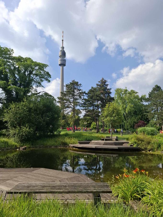 Sredi parka je Florianov stolp (Florianturm). Poimenovan je po svetem Florijanu, zaščitniku vrtnarjev. Je televizijski stolp, zgrajen leta 1959, visok pa skoraj 220 metrov. V svojih časih je celo veljal za najvišji samostoječ objekt v takratni Zahodni Nemčiji. Do danes je na omenjeni lestvici zdrsnil na 14. mesto.    | Foto: R. P.