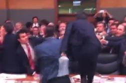 Poglejte si, kako se pretepajo turški poslanci (video)