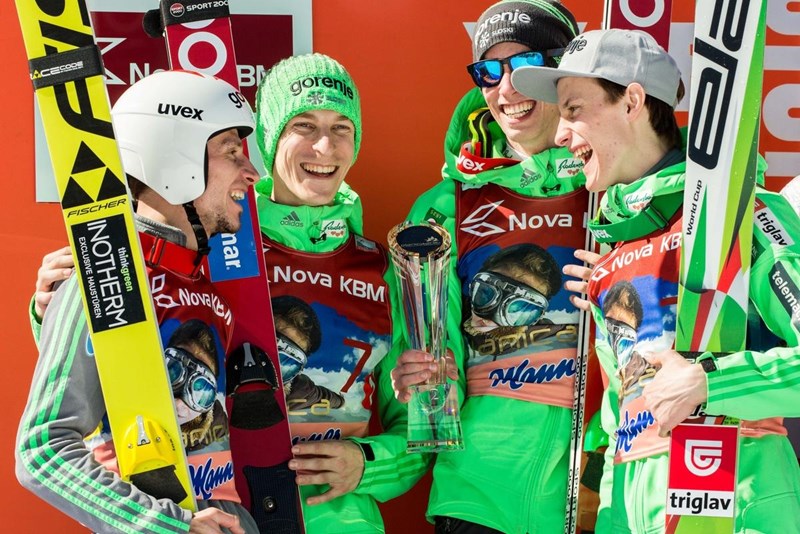 Slovenska četverica Roberta Kranjec, Jurij Tepeš, Anže Semenič in Peter Prevc je na ekipni tekmi osvojila drugo mesto.