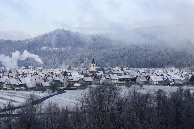 Meje slovenskega jezika se tudi na jugu ne ujemajo z mejami Republike Slovenije. Slovenska narečja se tako govorijo tudi na zahodu Medmurja oziroma Medžimurja v Štrigovi in v drugih bližnjih krajih (prleško narečje), v ozkem pasu ob Sotli med Humom na Sotli in Rozgo (srednještajersko in kozjansko-bizeljsko narečje), v Vivodini (severno belokranjsko narečje), v velikem delu Gorskega Kotorja (dolenjsko narečje), v Liscu severno od Reke (notranjsko narečje) in v hrvaški Istri severozahodno od Buzeta (istrsko narečje). Na fotografiji: Delnice v Gorskem Kotarju. | Foto: Guliverimage/Vladimir Fedorenko