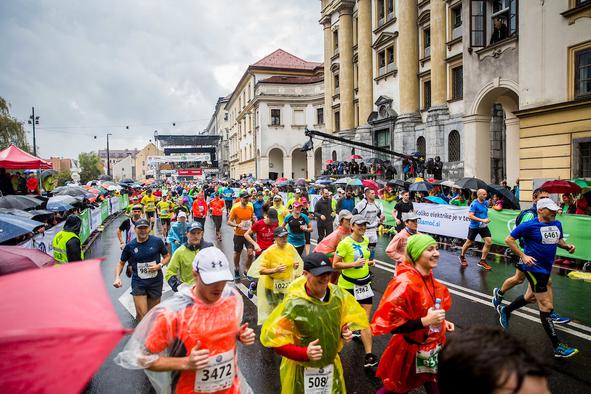 Kaj je novega na ljubljanskem maratonu? Manj gneče, medalje za tekače na 10 km, 20 fotokotičkov in še kaj ...