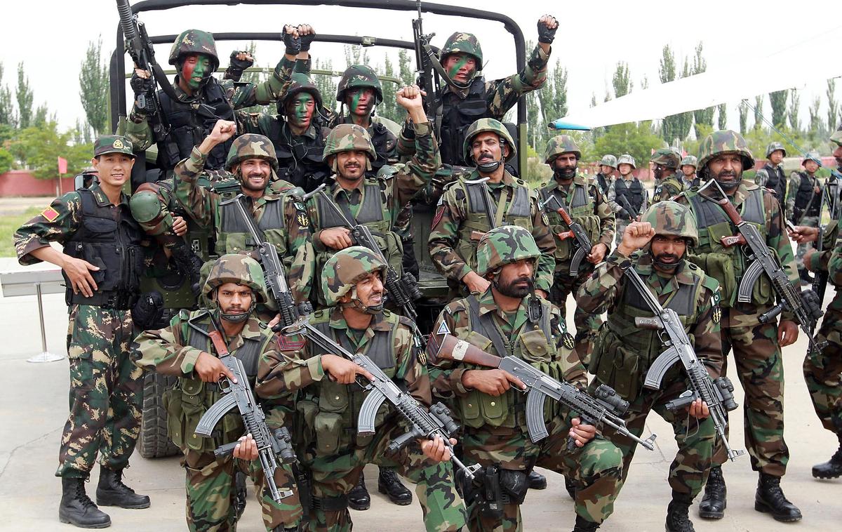 Kitajski in pakistanski vojaki | Pakistan in Kitajska sta tesna zaveznika. Na fotografiji iz leta 2010 vidimo kitajske in pakistanske vojake, ki so sodelovali na skupnih vojaških vajah. | Foto Guliverimage