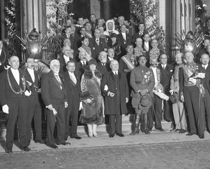 Januarja 1928 je afganistanski kraljevi par z afganistansko delegacijo obiskal Francijo. Na fotografiji: kraljica Soraja stoji v prvi vrsti, desno ob njej je francoski predsednik Gaston Doumerge. Desno od francoskega predsednika stoji afganistanski kralj Amanulah Kan. Ta je bil zelo protibritansko usmerjen (med prvo svetovno vojno, ko še ni bil afganistanski vladar, je celo zagovarjal stališče, naj Afganistan stopi na stran Nemčije in napade britansko Indijo), zato je navezoval tesne stike z drugimi evropskimi državami. Britanci so se mu menda maščevali tako, da so spodbujali afganistanske islamiste k uporu zoper kraljevo modernizacijo. | Foto: Guliverimage/Vladimir Fedorenko