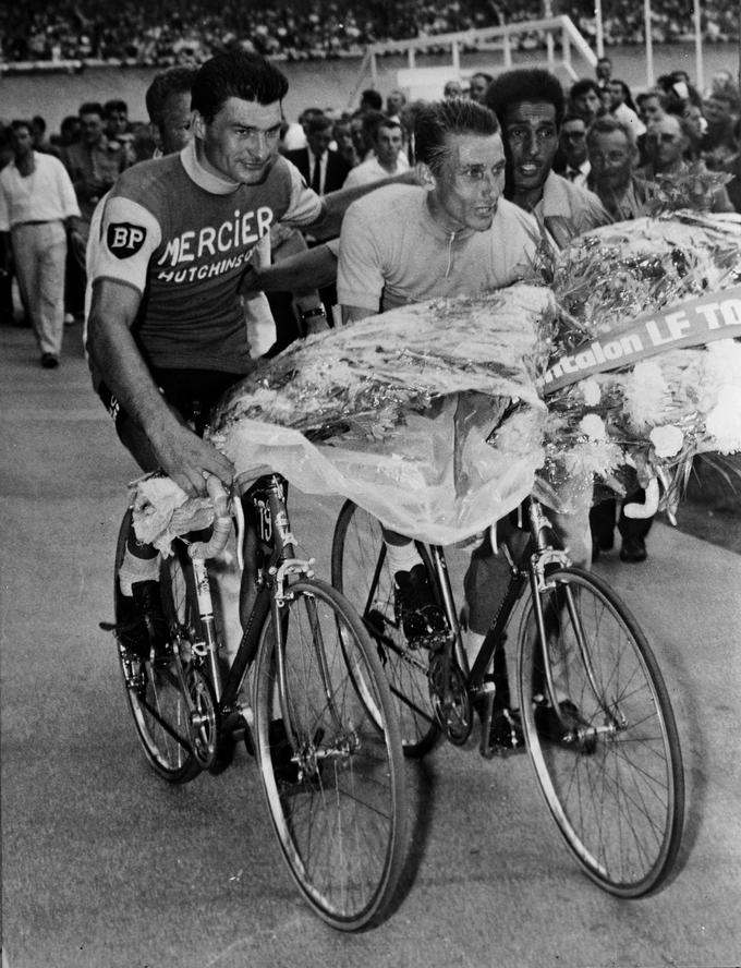 Petkratni zmagovalec Toura Jacques Anquetil (desno) v družbi večno drugega Raymonda Poulidorja. Leta 1964 ga je na francoski pentlji premagal za 55 sekund. | Foto: Getty Images
