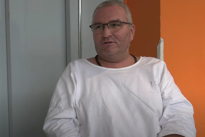 Mitja Bitenc je med zdravljenjem v ljubljanskem kliničnem centru, ki je trajalo več kot poldrugi mesec, izgubil kar 22 kilogramov.  | Foto: Posnetek zaslona / UKC Ljubljana