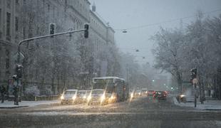 Po Sloveniji že sneži, opozorila pred poplavami