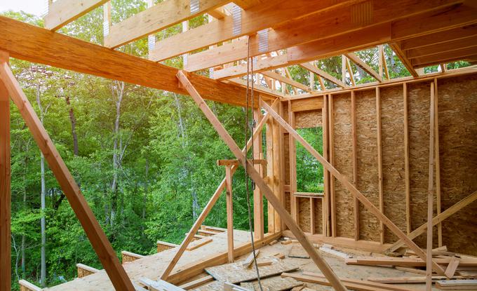 Pri pozivih za subvencije za skoraj ničenergijske hiše je spodbuda višja, če za gradnjo uporabimo več lesa. | Foto: Envato