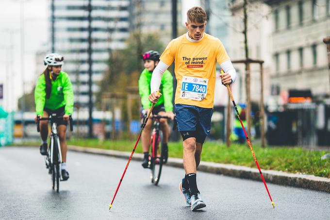 Dvajsetletni Tim Marovt je kot otrok pristal na invalidskem vozičku, a se ga je z voljo in vztrajnostjo znebil. Danes hodi in celo teče. V Ljubljani je pretekel "desetko", napoveduje pa, da bo kmalu zrel za mali maraton (21 km).   | Foto: Grega Valančič/Sportida