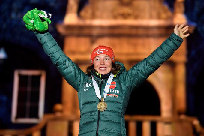 Nemška biatlonka Laura Dahlmeier, dvakratna olimpijska in sedemkratna svetovna prvakinja, je kar prek družbenega omrežja Facebook sporočila, da končuje športno pot. Novica ni bila tako presenečenje, saj je Nemka o tem razmišljala že v preteklosti. Dahlmeierjeva je v sedmih sezonah prišla še do 33 zmag (11 s štafeto) v svetovnem pokalu. V sezoni 2016/17 je osvojila tudi veliki kristalni globus, pohvali pa se lahko še z dvema malima. | Foto: Reuters