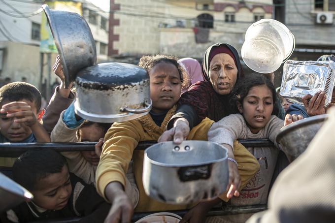 "Dejstvo je, da ljudje in zlasti otroci v Gazi danes umirajo zaradi podhranjenosti in lakote," poudarja Fajonova. | Foto: Reuters