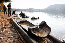 Z dna Blejskega jezera potegnili 1.200 let staro plovilo #foto