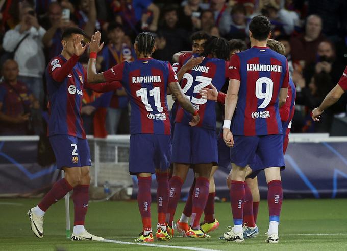 Barcelona je povedla proti PSG v 12. minuti z zadetkom Raphinhe. Podajo je prispeval komaj 16-letni Lamine Yamal. | Foto: Reuters