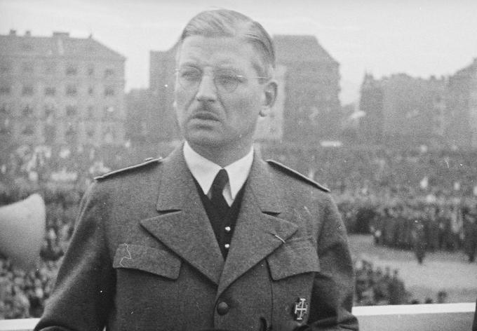 Avstrija je leta 1933 postala avtoritarna država. Diktaturo t. i. avstrofašistov je podpirala fašistična Mussolinijeva Italija. Najprej je bil na čelu avtoritarne stanovske države Engelbert Dollfuss, po njegovi smrti julija 1934 (umorili so ga nacisti) pa je oblast prevzel Kurt Schuschnigg (na fotografiji), ki je imel po očetu slovenske korenine. Avstrofašistični avtoritarni režim je leta 1938 po priključitvi k Nemčiji zamenjala nacistična diktatura. | Foto: commons.wikimedia.org