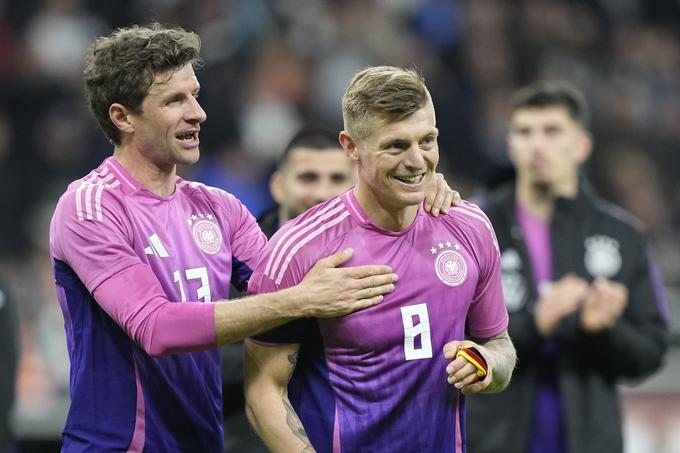 Toni Kroos se je vrnil v nemško reprezentanco, kjer sodeluje tudi s Thomasom Müllerjem. Danes bosta tekmeca v polfinalu lige prvakov. | Foto: Guliverimage
