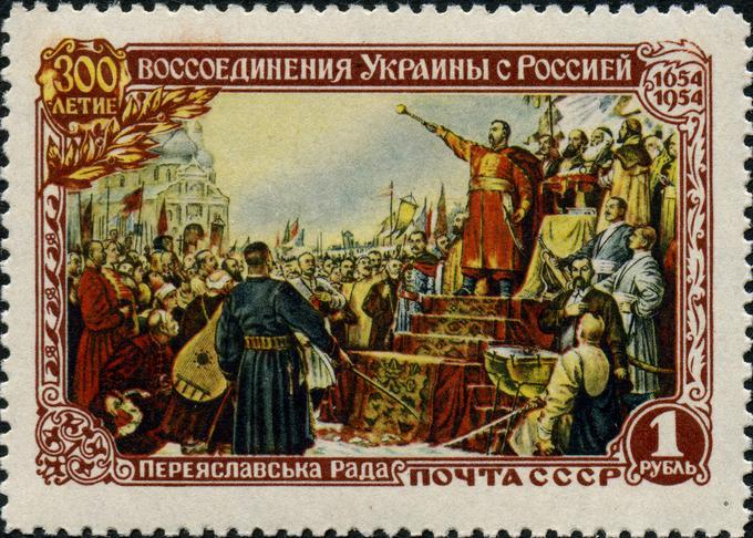 V času upora proti Poljakom leta 1654 so ukrajinski kozaki pod vodstvom hetmana Bohdana Hmelnickega v ukrajinskem mestu Perejaslav (ta leži v bližini Kijeva) zaprisegli ruskemu carju Alekseju. V času komunistične Sovjetske zveze je ta dogodek veljal za združitev Ukrajine in Rusije. Leta 1954, ob 300. obletnici Perejaslavske  pogodbe, kot se reče temu dogodku, so v Sovjetski zvezi izdali poštno zanmko z napisom Združitev Ukrajine in Rusije v ruščini. Tega leta je vodja Sovjetske zveze Nikite Hruščov, ta je bil po rodu Rus, a zelo povezan z Ukrajino, Krim, ki je bil do tedaj znotraj Sovjetske zveze del Ruske federacije, priključil Ukrajini. Poleg Hruščova je bil z Ukrajino zelo povezan tudi dolgoletni sovjetski voditelj Leonid Brežnjev, ki se je rodil v Ukrajino.  | Foto: Wikimedia Commons