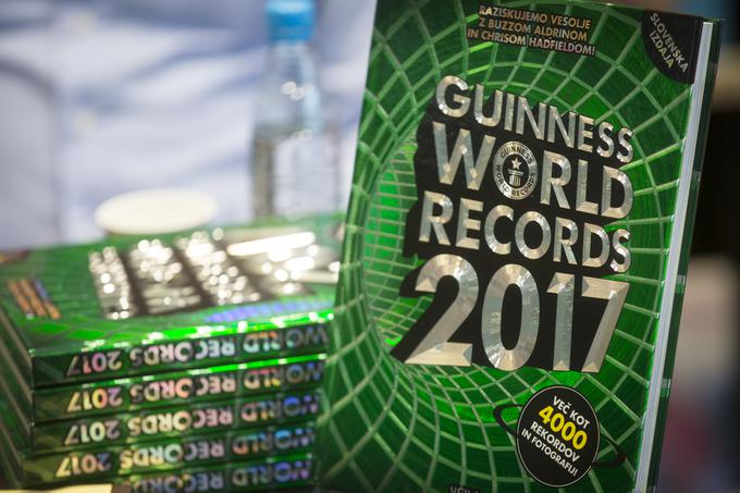 Letošnja letna izdaja Guinnessove knjige rekordov je 62. po vrsti, po navedbah njenih snovalcev pa je tudi sama svojevrsten rekord: je najbolj prodajana knjiga z letnim izidom, saj so prodali že več kot 136 milijonov tiskanih izvodov. | Foto: Bojan Puhek