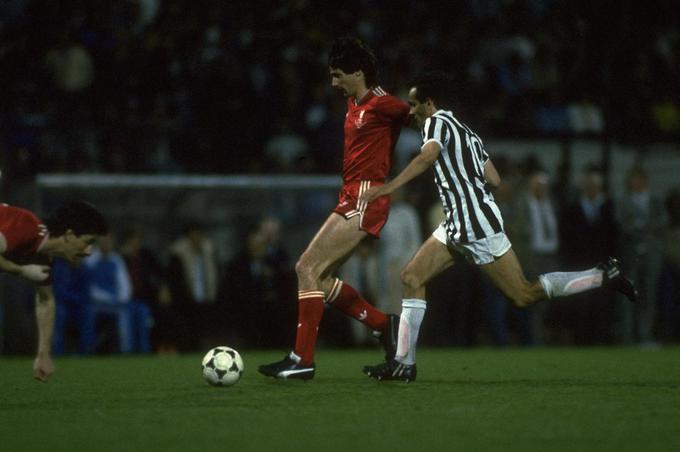 Zmagovalca je odločil zadetek francoskega asa Michela Platinija, ki je pred 35 leti branil barve Juventusa. | Foto: 