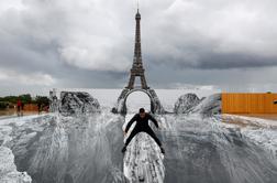 Nova atrakcija: Parižani navdušeni nad "sotesko" pod Eifflovim stolpom #video