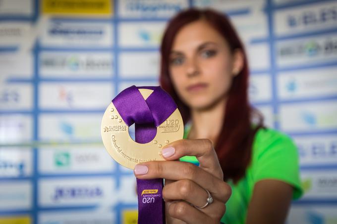Medalja, ki jo je prinesla iz Švedske, je velika spodbuda za njeno nadaljnjo atletsko pot. | Foto: Peter Kastelic/AZS