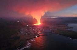 Vulkan na Islandiji bruha lavo in zažiga hiše: "Ni znakov upočasnjevanja" #video