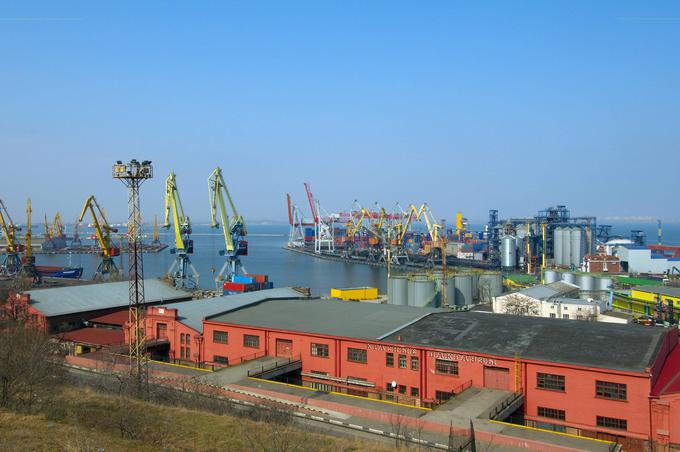 Ukrajina večino svojega žita izvozi prek črnomorskih pristanišč. Največje ukrajinsko pristanišče je Odesa, ki je že nekajkrat bila tarča raketnih napadov. Za zdaj Odesa še ni neposredno ogrožena. | Foto: Guliverimage/Vladimir Fedorenko