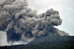 Po izbruhu vulkana našli več mrtvih pohodnikov, številne pogrešajo #foto #video