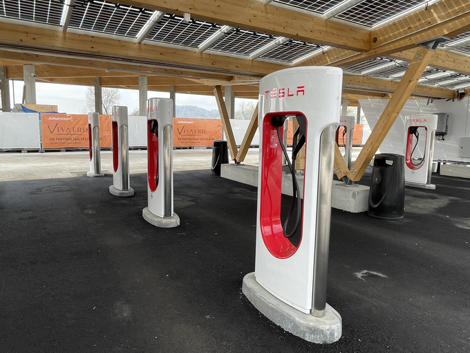 Tudi v javni polnilni infrastrukturi je trenutno najugodnejši ponudnik Tesla. V Avstriji so nekatere polnilnice že odprte tudi za vozila drugih znamk. | Foto: Gregor Pavšič