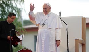 Papež obiskal največje romsko naselje v Srednji Evropi